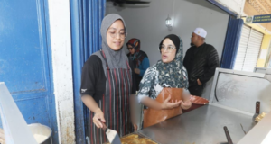 MURTABAK OPOR JAMILAH JADI BURUAN DI PEKAN