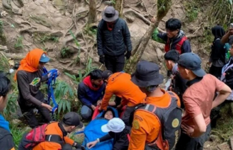 31 PENDAKI CEDERA, HIPOTERMIA DISELAMATKAN DI GUNUNG BAWAKARAENG, INDONESIA