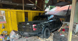 PIKAP REMPUH MOTOSIKAL SEBELUM TERBABAS LANGGAR RUMAH