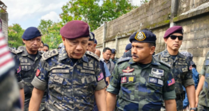 PEGAWAI POLIS DIGANTUNG TUGAS BABIT SALAH LAKU