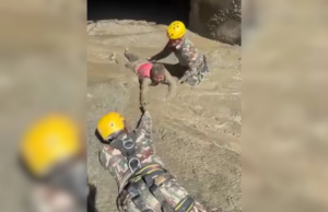 BANJIR NEPAL: PENYELAMAT GALI TEROWONG KELUARKAN MANGSA