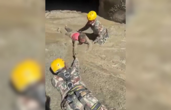 BANJIR NEPAL: PENYELAMAT GALI TEROWONG KELUARKAN MANGSA