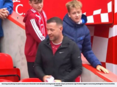 PENYOKONG LIVERPOOL RAMPAS JERSI ISAK DARIPADA KANAK-KANAK