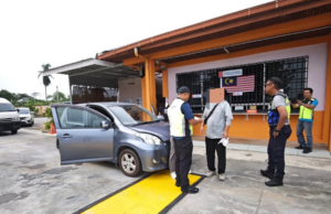 HAMPIR DUA JAM ENGGAN BERI KERJASAMA, DUA WARGA CHINA DITAHAN