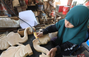 CEDERA KETIKA UKIR KAYU SUDAH JADI ASAM GARAM BUAT MARHAJA