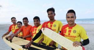 ANGGOTA APM BERTARUNG NYAWA SELAMATKAN KANAK-KANAK LEMAS DI PANTAI SEPAT