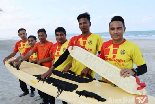 ANGGOTA APM BERTARUNG NYAWA SELAMATKAN KANAK-KANAK LEMAS DI PANTAI SEPAT