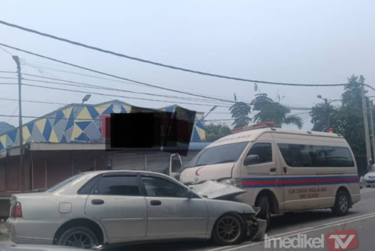 AMBULANS HILANG KAWALAN, LANGGAR DUA KENDERAAN