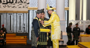 PELAKON EMAN MANAN DIANUGERAHKAN DATO’ PADUKA MAHKOTA TERENGGANU