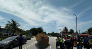 WANITA MAUT, PEMBONCENG PARAH MOTOSIKAL DILANGGAR ALZA DI SIMPANG KAMPUNG MANJOR
