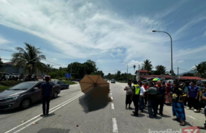 WANITA MAUT, PEMBONCENG PARAH MOTOSIKAL DILANGGAR ALZA DI SIMPANG KAMPUNG MANJOR