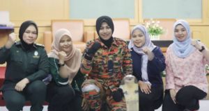 ELAK TANGKAP ULAR BERBISA TANPA KEMAHIRAN