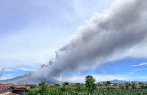 GUNUNG SINABUNG MELETUS LAGI, LEBIH 600 PENDUDUK DIPINDAHKAN KE SUMATERA UTARA