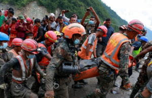 BANJIR NEPAL: 10 HARI TERPERANGKAP, DUA PEKERJA TEROWONG DISELAMATKAN