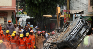 TIGA MAUT, RAMAI TERPERANGKAP BANGUNAN RUNTUH DI NEW DELHI
