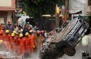 TIGA MAUT, RAMAI TERPERANGKAP BANGUNAN RUNTUH DI NEW DELHI