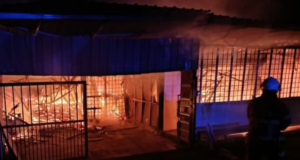 KEDAI RUNCIT SEPARUH KEKAL MUSNAH DALAM KEBAKARAN