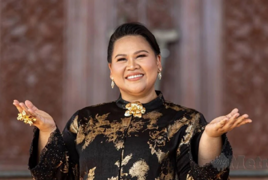 SHERRY ALHADAD GEMENTAR JAYAKAN TEATER MUZIKAL MANSUR DAN LIU