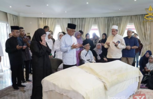 SULTAN PAHANG ZIARAH JENAZAH TUN DR SITI HASMAH, SANTUNI TUN DR MAHATHIR