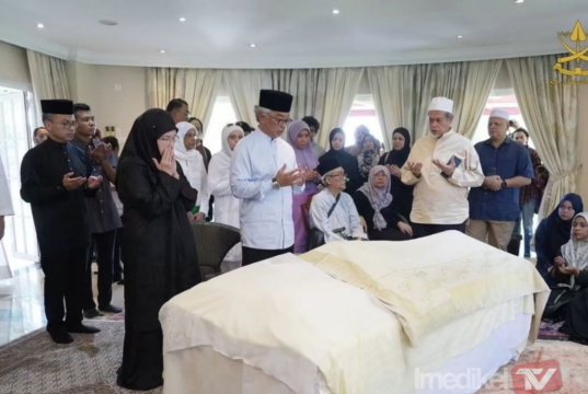 SULTAN PAHANG ZIARAH JENAZAH TUN DR SITI HASMAH, SANTUNI TUN DR MAHATHIR