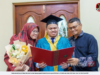 KETERBATASAN PENGLIHATAN BUKAN HALANGAN, QAYYIM GIGIH GENGGAM SKROL SARJANA MUDA
