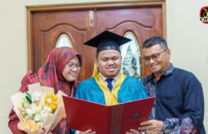 KETERBATASAN PENGLIHATAN BUKAN HALANGAN, QAYYIM GIGIH GENGGAM SKROL SARJANA MUDA