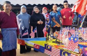 PENDUDUK KAMPUNG SERIBONG SEMARAK MERDEKA, MAULIDUR RASUL