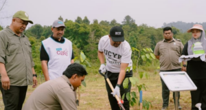 PENUNTUT UCYP UNIVERSITY TANAM POKOK DI HUTAN SIMPAN CHINI