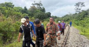 JALAN DINAIKI AIR, BOMBA USUNG JENAZAH SUSURI LANDASAN KERETA API