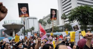 RATUSAN PENUNJUK PERASAAN BERHIMPUN DI JAKARTA, PROTES KRISIS JEREBU, DASAR PENTADBIRAN