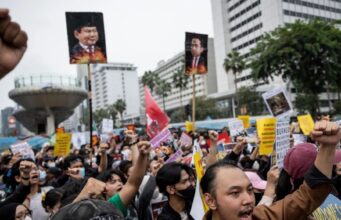 RATUSAN PENUNJUK PERASAAN BERHIMPUN DI JAKARTA, PROTES KRISIS JEREBU, DASAR PENTADBIRAN