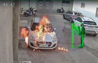 TAK TAHAN BUNYI PENGGERA, LELAKI BAKAR KERETA JIRAN